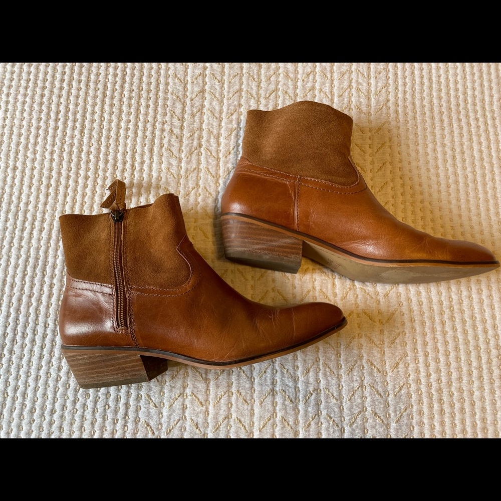 Adorable barely worn Frye & Co. western style booties!